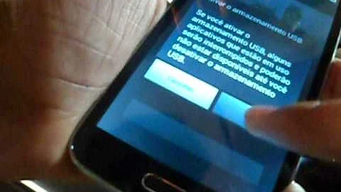 O que acontece com o conteúdo da memória ROM quando o computador é desligado *?