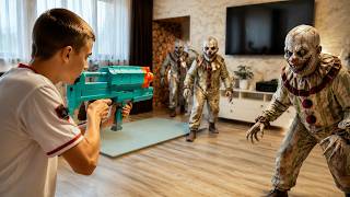 NERF WAR: CLOWN INVASION FROM PORTAL! НЕРФ ВОЙНА: НАШЕСТВИЕ КЛОУНОВ ИЗ ПОРТАЛА! 🤡 Они идут за мной!