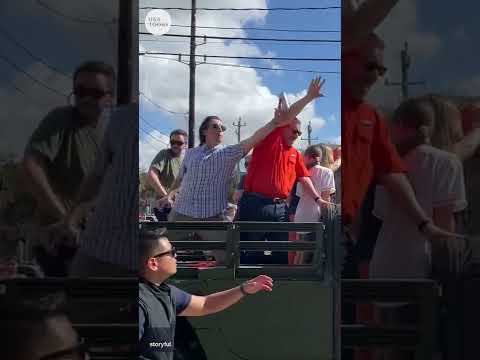 Man throws beer can at Sen. Ted Cruz during Astros’ World Series parade | USA TODAY #Shorts