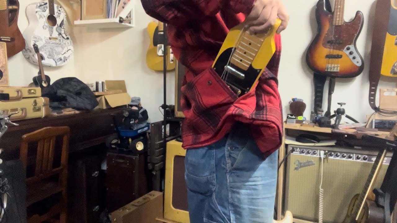 ポケットからギターを出します。