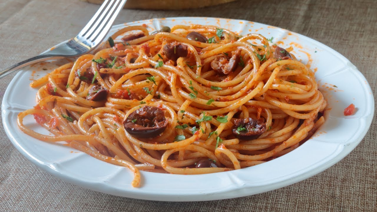 Spaghetti alla Puttanesca - Ricetta Classica dell&amp;#39;intramontabile pasta ...