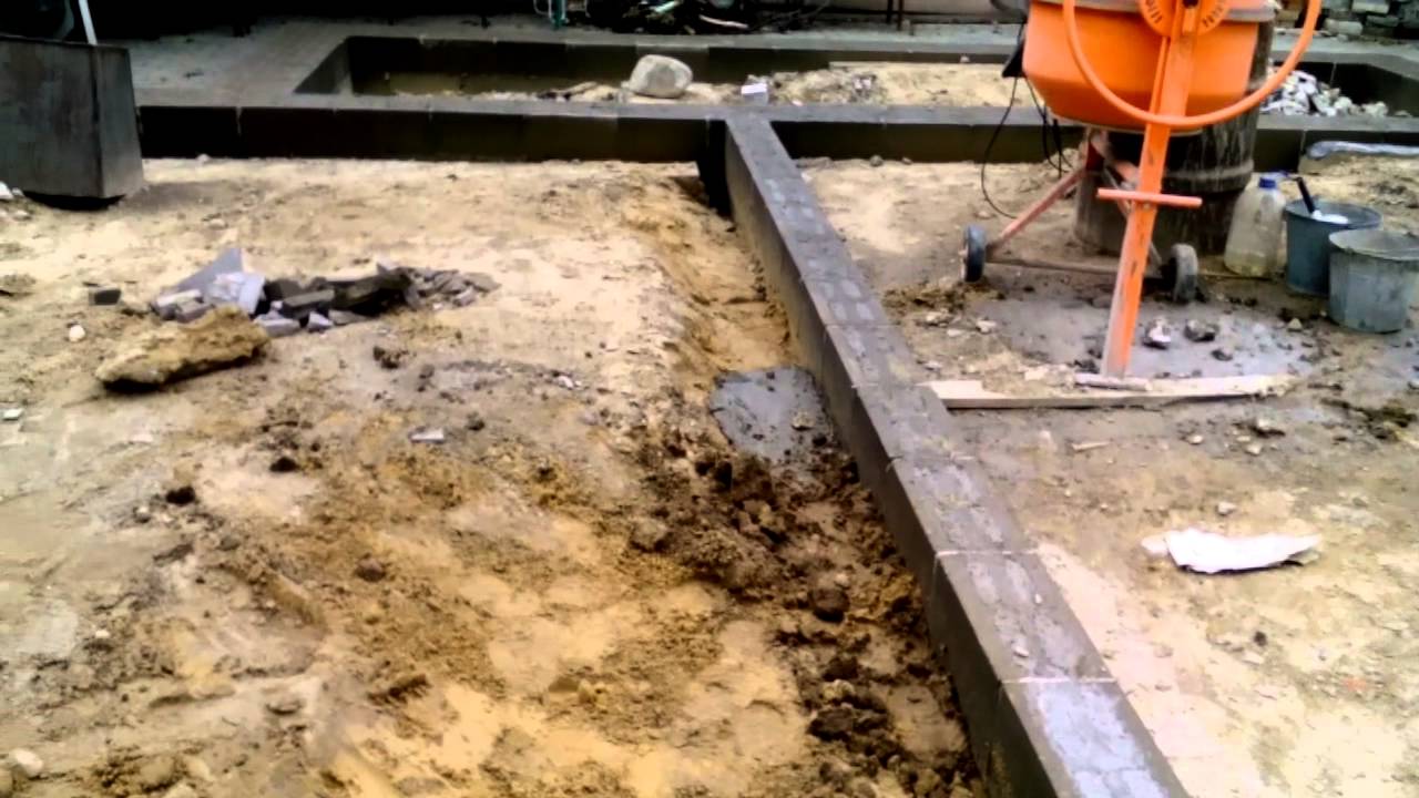Фундамент , второй ярус , выполнен из бетонных блоков