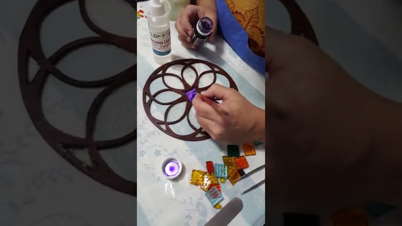 Mandala con venecitas, silicona liquida y laca vitral