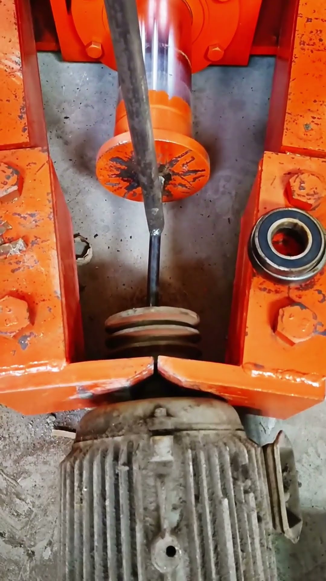 Hydraulic press removes motor pulley- Good tools and machinery make work easy