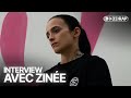 Capture de la vidéo Interview Avec Zinée : « Sur Scène, C'est Les Seuls Moments Où Je Vois Vraiment Des Gens »