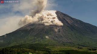 May 13, 2023: Pyroclastic flow caught on camera at Semeru Volcano