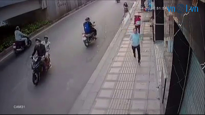 Tên cướp số nhọ bị cả chiếc taxi tông giữa người sau khi giật túi xách người khác