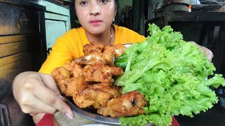 Delicious Fried Chicken Thighs With Hil Fish Sauce.Mey Lifestyle KH Delicious Fried Chicken Thighs With Hil Fish Sauce.Mey Lifestyle KH