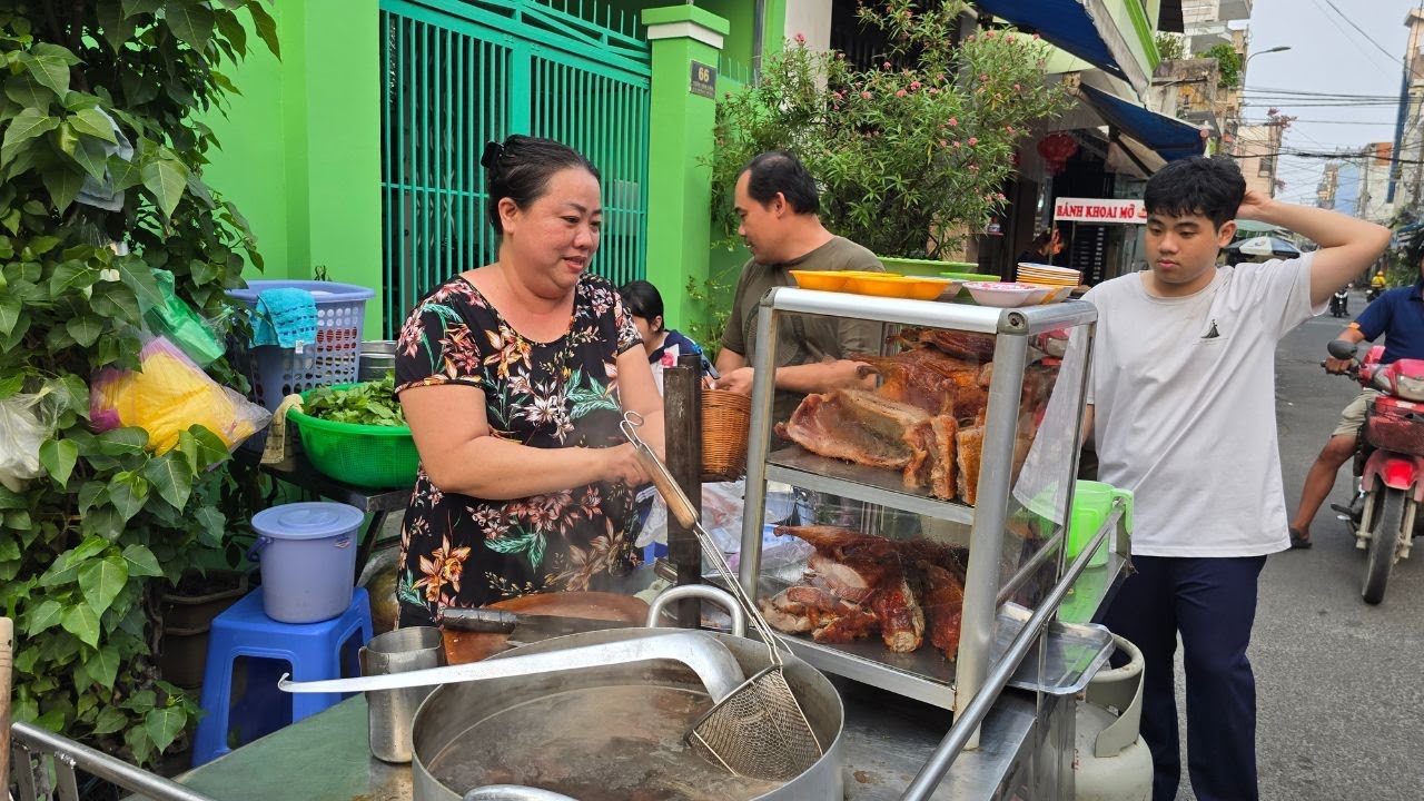 Cô Ba Chép Sài Gòn nấu nồi mì vịt tiềm nhiều nấm mèo, góc tư đùi khách mua rất nhiều
