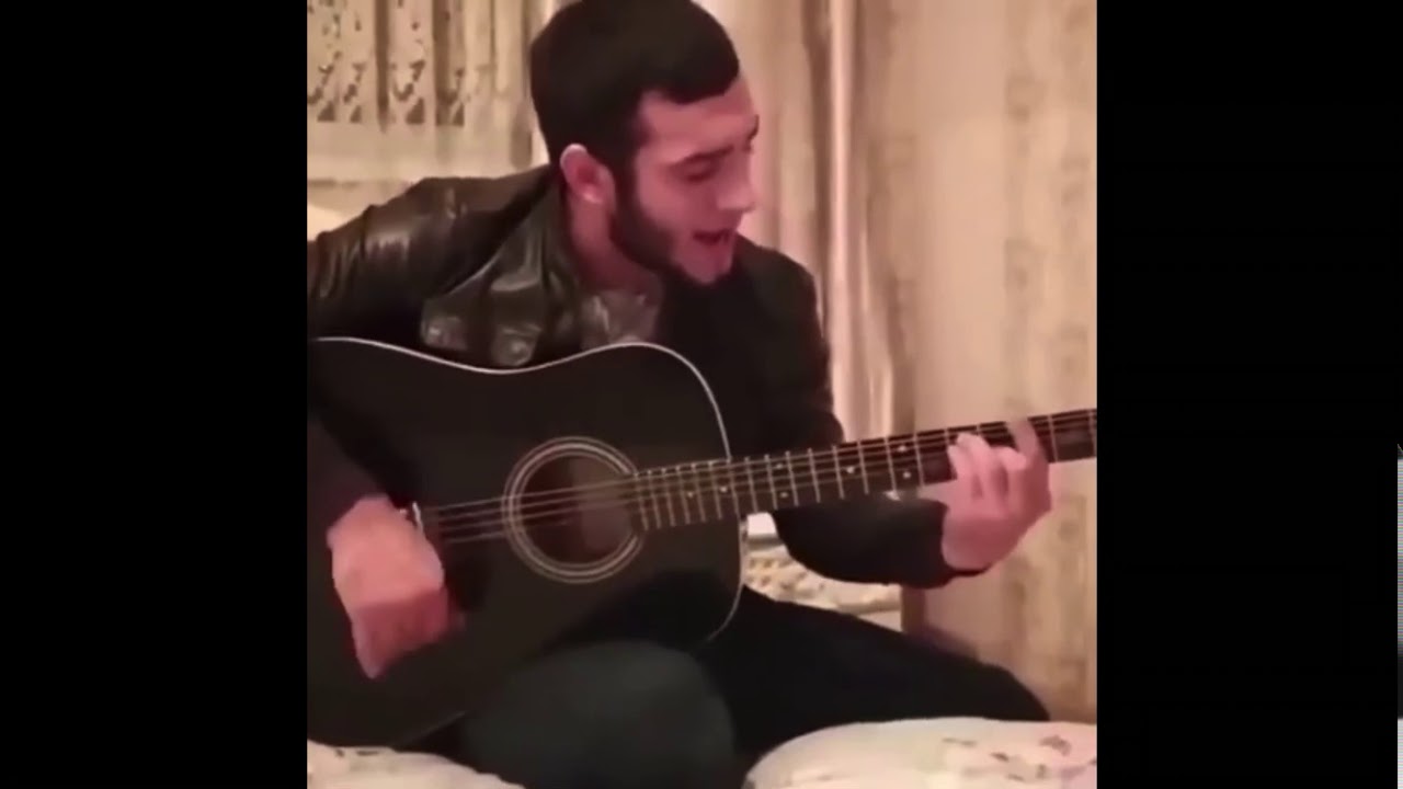 Чеченская песня дог. Чеченцы Певцы под гитару. Хьа ойла Ярна лозу дог поёт певец. Чеченец поет песню.