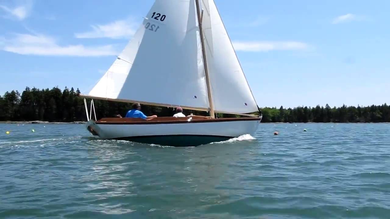 Pisces 21 Daysailer under sail - YouTube