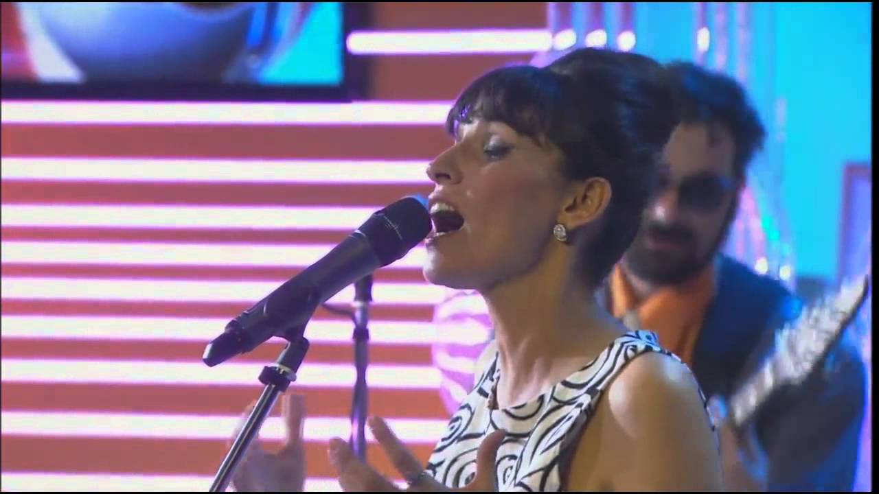 где поет женя