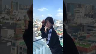 Berdiri Di Balkon Menikmati Angin Musim Panas   yangyutong