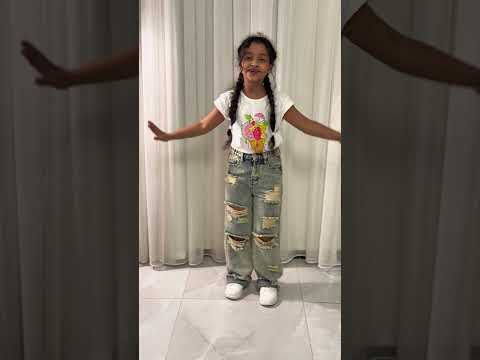 طالبة تؤدي فعالية من انا باداء احترافي