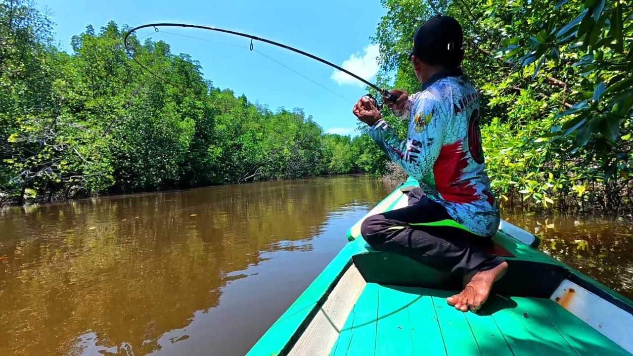 Babak belur joran ultralight bertubi-tubi disiksa ikan besar sampai reel menjerit keras.