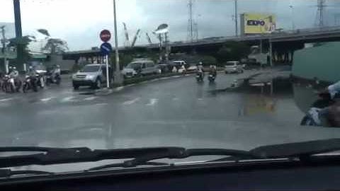 Camera ôtô chộp được cảnh cướp giật ở cầu Sài Gòn   Yahoo! Tin tức Việt Nam