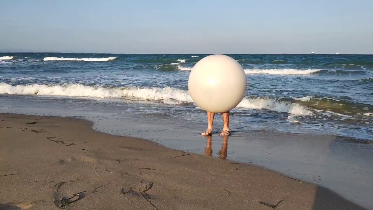Une boule. sort de l'eau YouTube