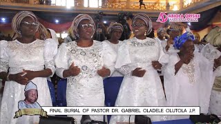 Successful Children of Pastor Dr. Gabriel Olutola holds a special prayer as they laid him to rest.