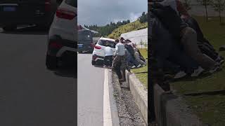 川藏线一车辆掉入边沟，素不相识的众人默契相助，合力将车扶正。这一刻，所有人都闪闪发光！#熱門 #中国