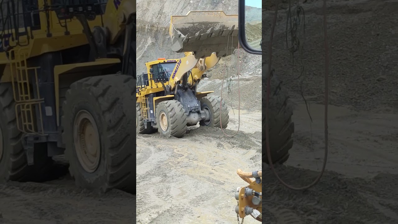 Large Komatsu VA900-8 Wheel Loader Swinging Cable #shorts