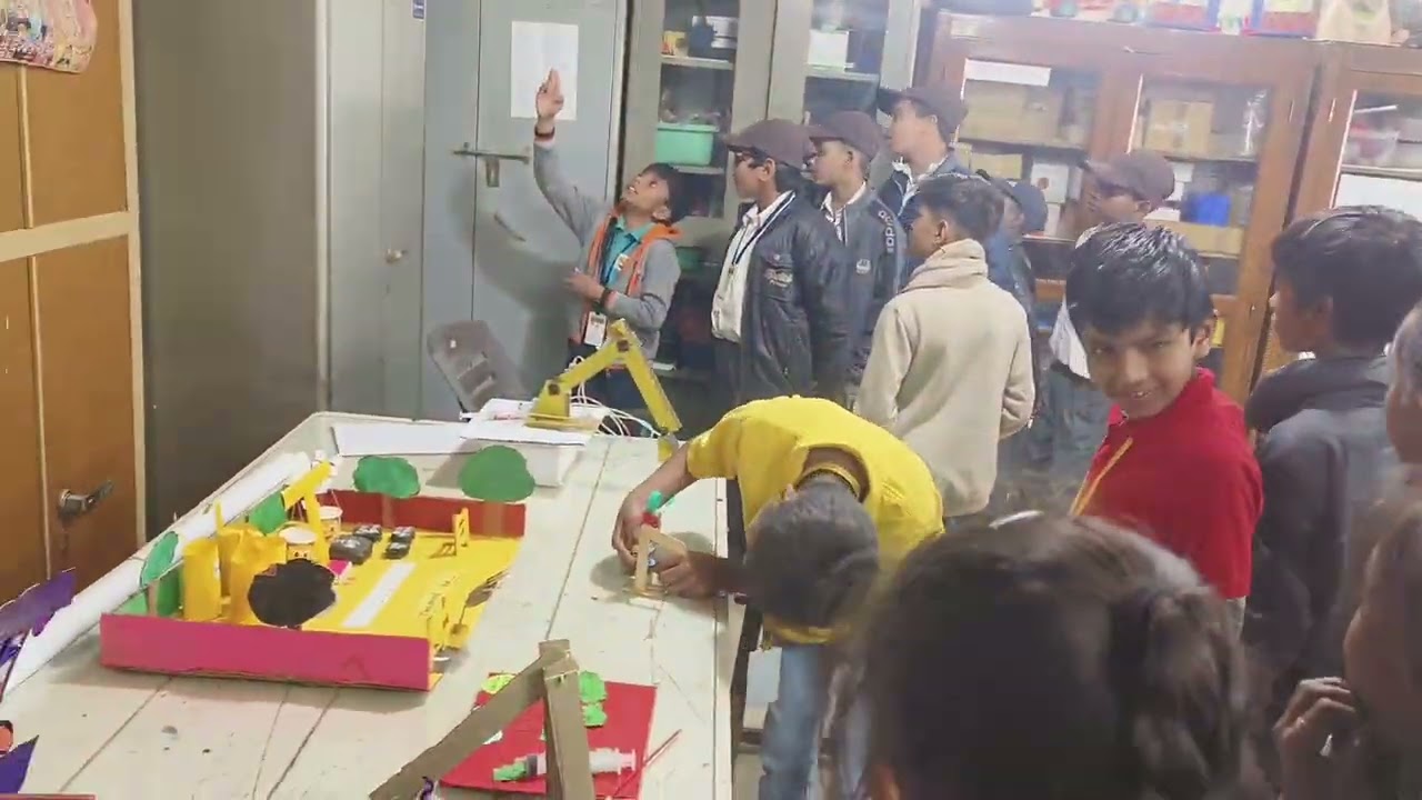 બાળસાંસદ ટીમ દ્વારા મુલાકાતી શાળાનું સ્વાગત અને શાળા પરિચય