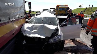 VN24 - Mass pile-up at Kamen interchange - all drivers incredibly lucky