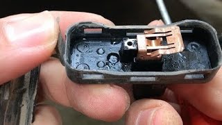 If your trunk lid doesn't open, this may be the problem! Megane 2 oxidized trunk lid lock button. If your trunk lid doesn't open, this may be the problem! Megane 2 oxidized trunk lid lock button.