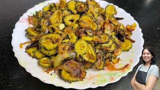 कुरकुरे करेला और प्याज की सब्जी इस तरह बनायेंगे तो कड़वा नहीं लगेगा | Karele Ki Sabji Ki Recipe