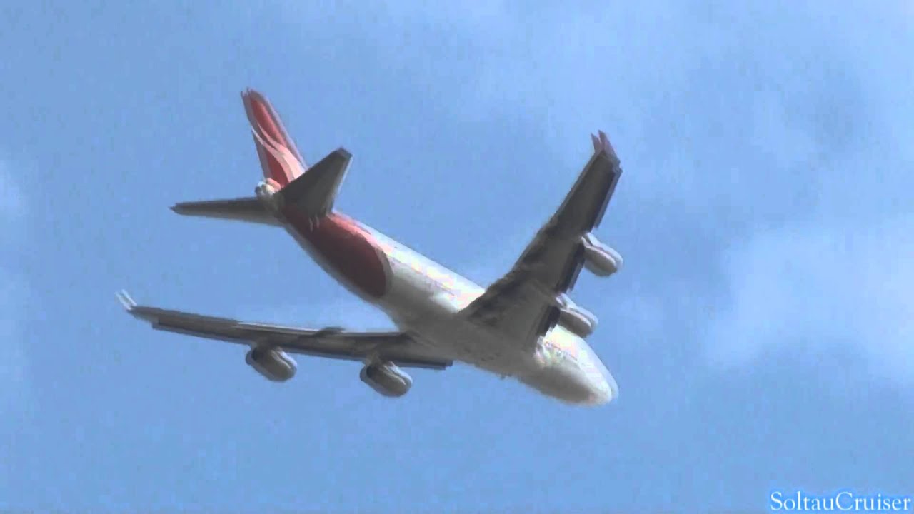 airbus a220 Qantas Boeing 747-438 flies over Thorpe Park (full HD)