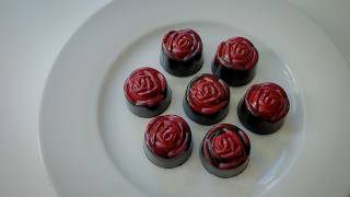 vegan caramel raspberry bonbons 🌹🖤 | soft, fruity & elegant screenshot 1