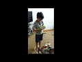Мальчик 12 лет стоя на доске с гвоздями для йоги собрал 7 разных кубик рубиков за 10 минут