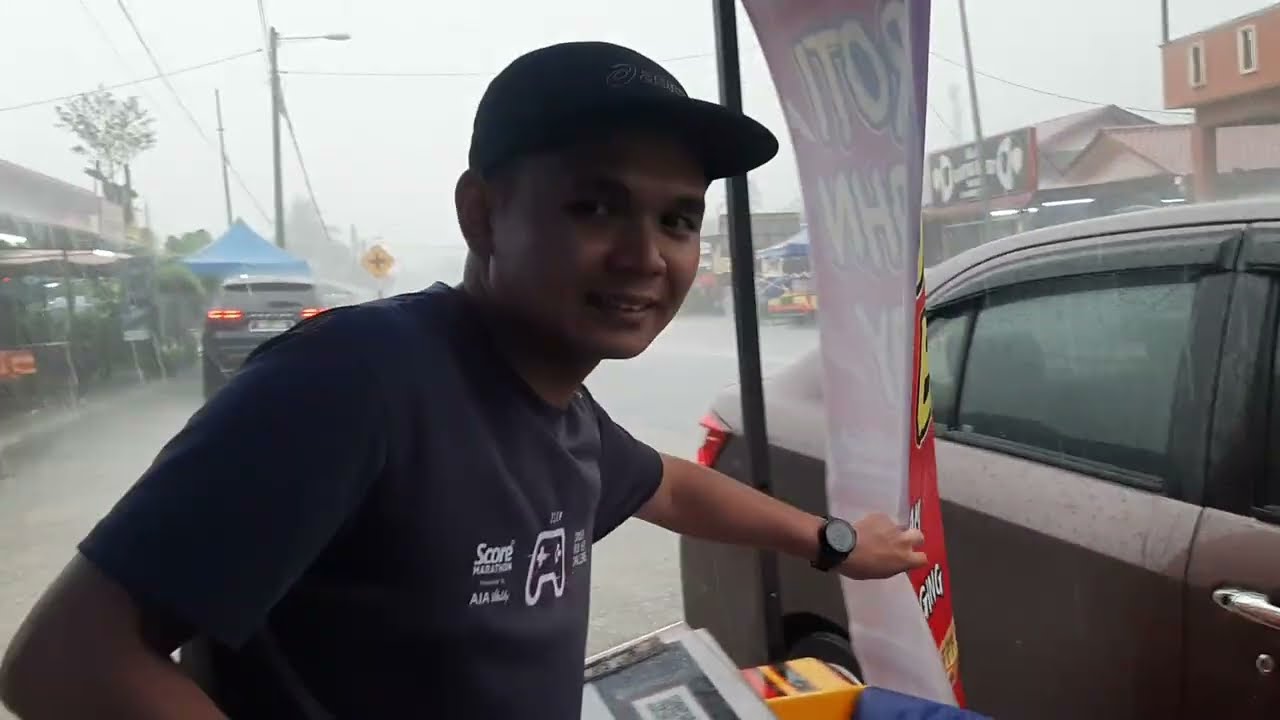 Jualan roti jhon di tenggah hujan lebat