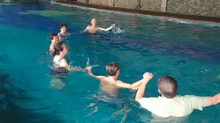 Kim Bôi Hòa Bình - Các vận động viên không bơi mà chỉ lội.