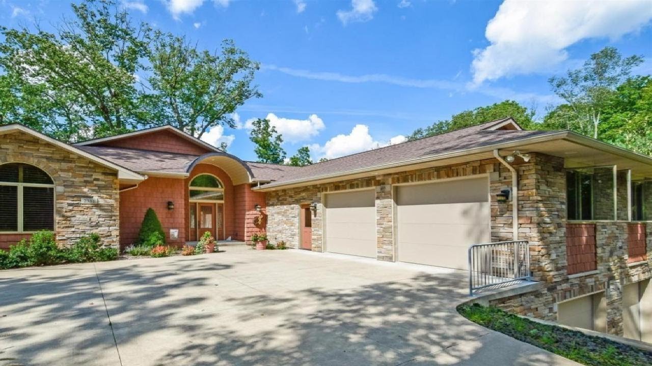 2331 Cascade Springs Drive, Grand Rapids, MI Presented by Pat Vredevoogd.