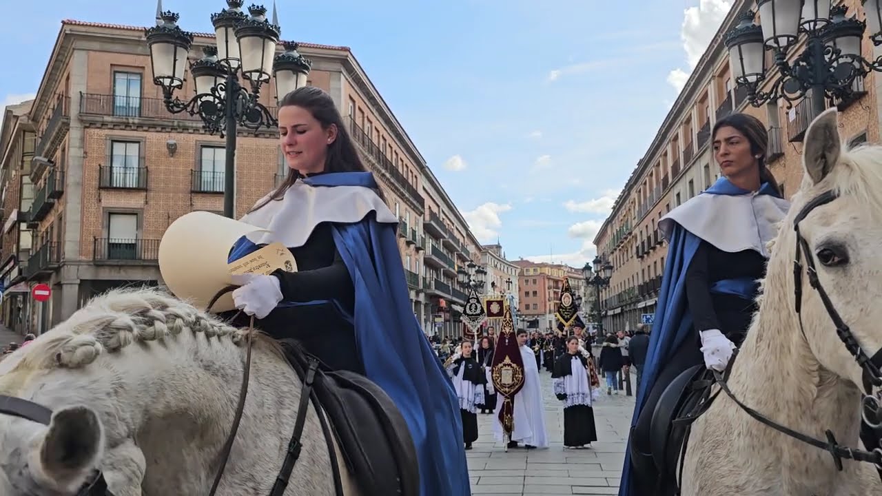 Semana Santa Segovia 2025 Anuncio a caballo del pregón. Desfile desde San Millán a la Plaza 5/4/2025