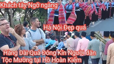 Người dân tộc mường  đông kín xếp Hàng dài Hồ Hoàn Kiếm khiến khách tây phấn kích-  Hà Nội Ơi