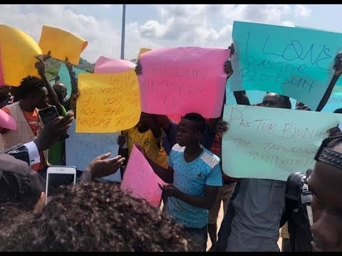 COZA members attempt to stop peaceful protest against their pastor Fatoyinbo [VIDEO]