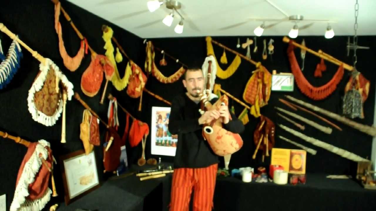 Pablo Carpintero-gaita antiga do Bierzo tocando pechado