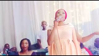 faraja mahaba  akiwachezesha wakazi wa kiwalan nyimbo ya kutunzia namba moja #mjinga mpe cheo