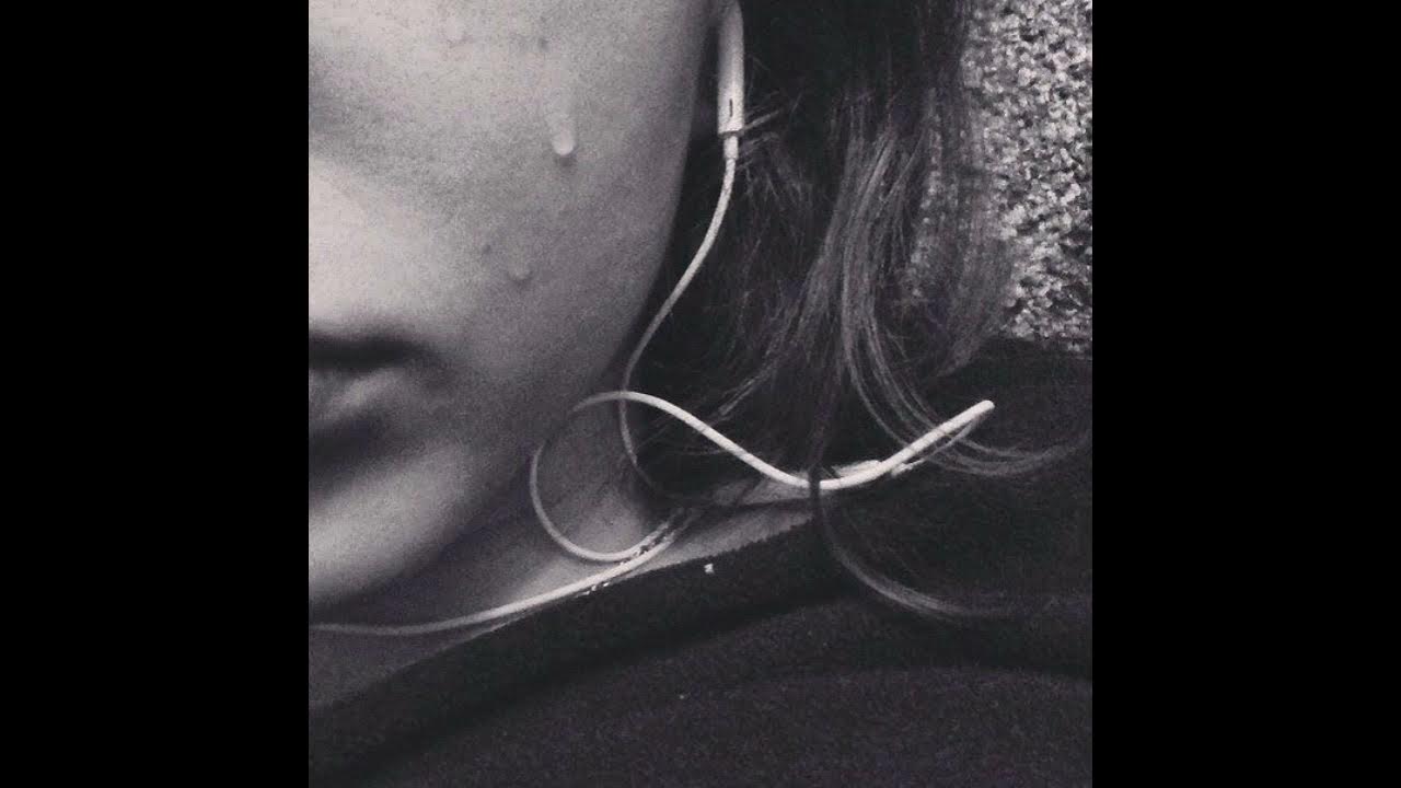 Песня вспоминаю тебя пьяным детка. Raikaho фото певца. Песня вспоминаю тебя пьяным детка. Девушка в наушниках без лица. Песня вспоминаю тебя пьяным детка.