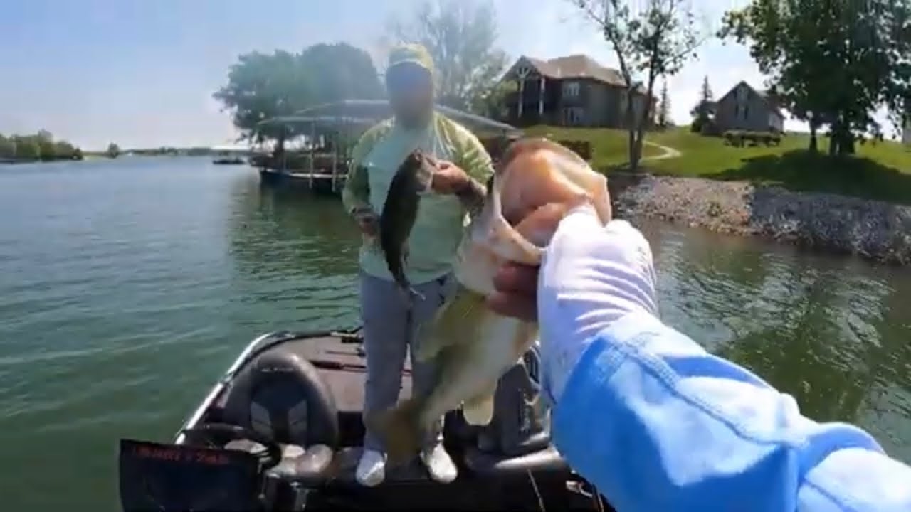 Teaching my Buddy “The Way Of The NED RIG” While Bass Fishing in Missouri