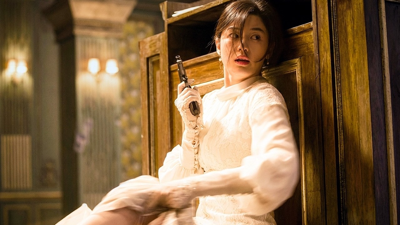 Beautiful Bride Looks Weak But Turns Out To Be A Top Female Assassin