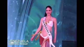 Stephany Abasali En Su Desfile En Traje De Baño