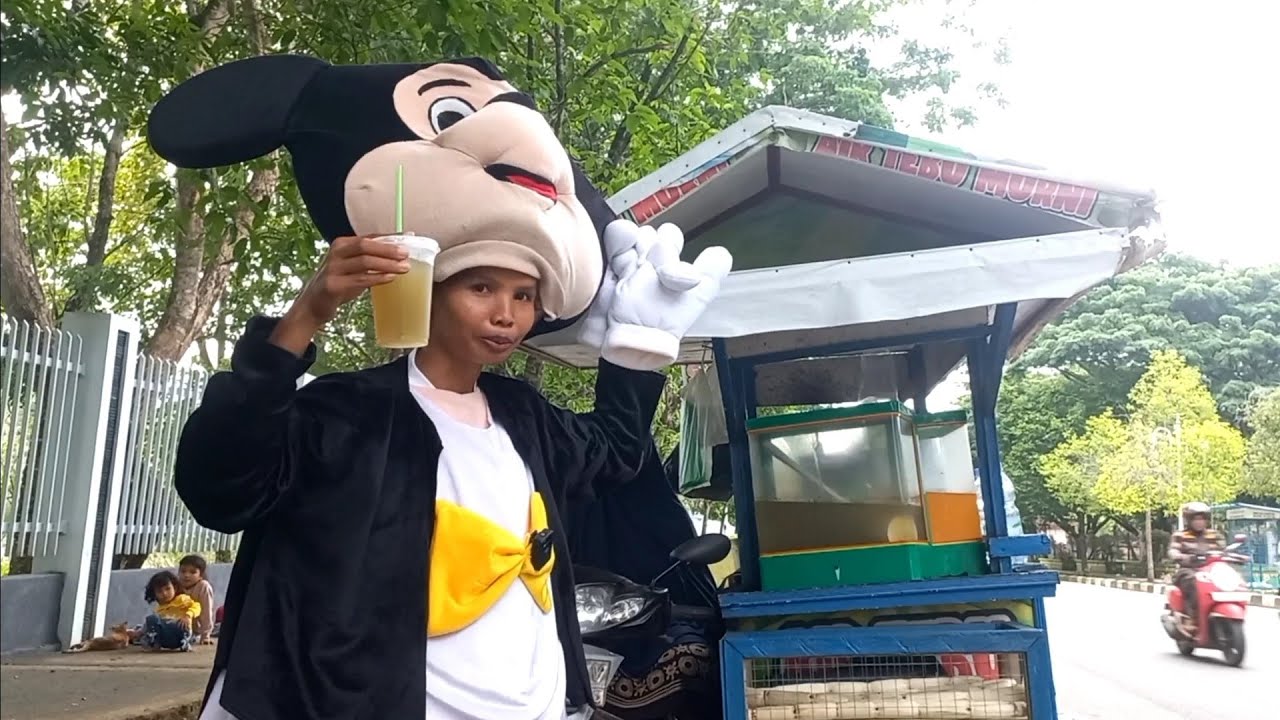 Cara memekai kostum badut mickey mouse Sekaligus Joging Di Komplek Pemda Pasir Pengaraian
