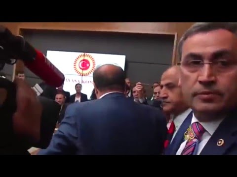 البرلمان التركي يرفع الحصانة عن 138 نائبا