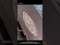 【炎の錬金術】古代の知恵が宿る「黄金の雫」：巨匠が魅せる伝統のガラス鋳造技法を分析