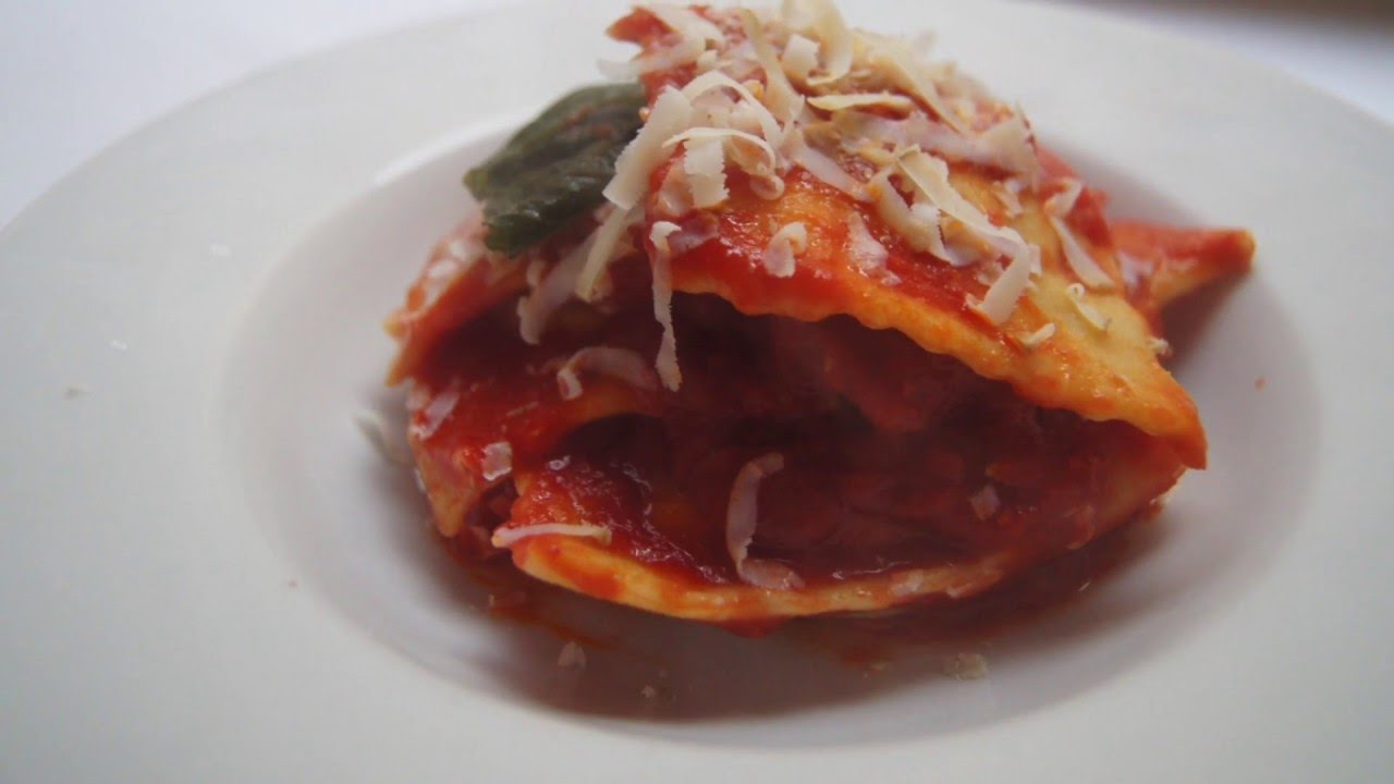 Ravioli ripieni di melanzane con pomodoro e ricotta salata