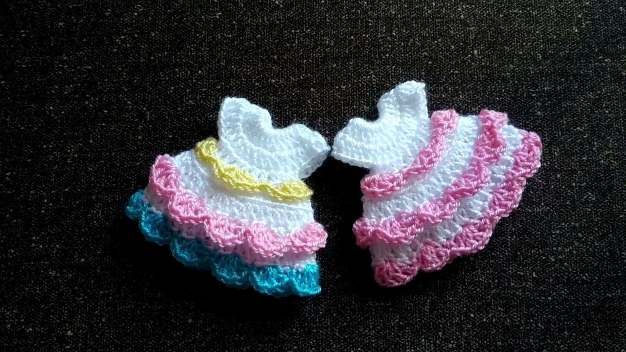 فستان كروشيه لتوزيعات العقيقة أو لتعليقة المفاتيح