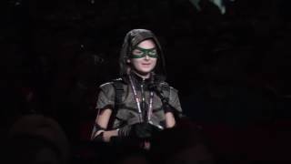 Stephen Amell gives a little cancer fighter a present