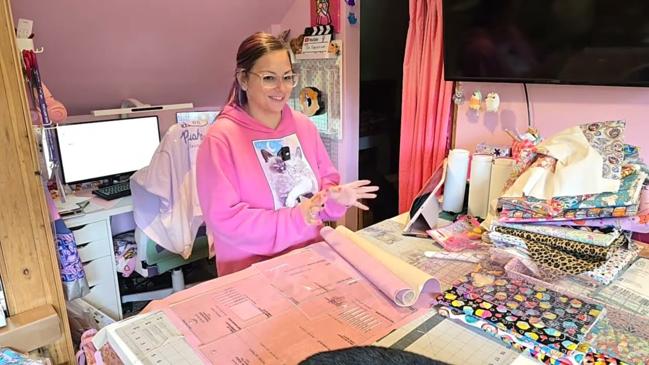 Вырезаю трискеле от SewGnar в рамках подготовки к ежемесячному проекту Sew-a-long на Patreon!